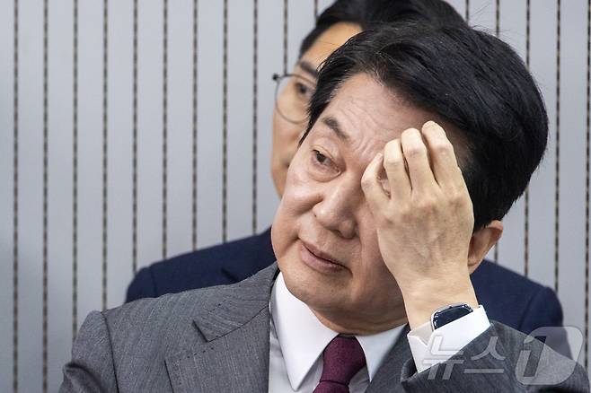 제21대 대통령후보자 국민의힘 3차 경선 진출자를 발표하는 29일 오후 서울 여의도 국민의힘 중앙당사에서 안철수 후보가 결과를 기다리고 있다. 2025.4.29/뉴스1 ⓒ News1 국회사진취재단