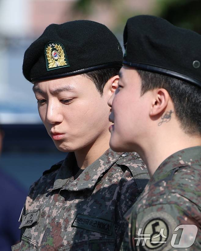 방탄소년단(BTS)의 정국과 지민(오른쪽)이 11일 오전 경기도 연천군 연천공설운동장에서 군 복무를 마친 뒤 군복무를 마친 뒤 전역 인사를 전하고 있다. 정국과 지민은 지난 2023년 12월 입대해 경기도 연천에 위치한 육군 제5보병사단에서 약 1년 7개월간 병역의 의무를 성실히 수행했다. 2025.6.11/뉴스1 ⓒ News1 권현진 기자
