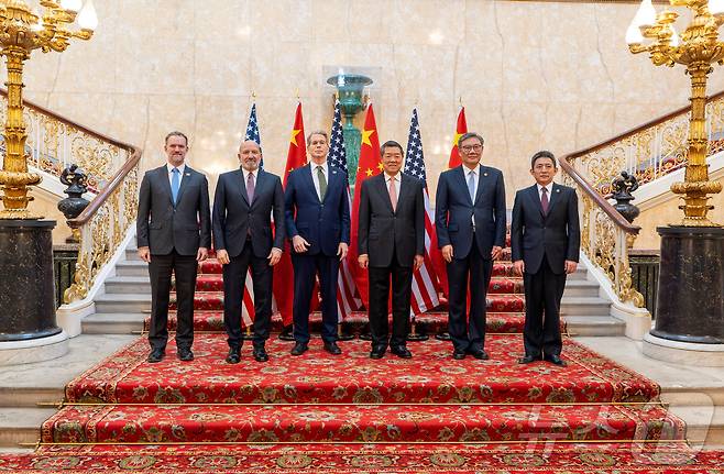 9일(현지시간) 영국 런던 랭커스터 하우스에서 열린 무역 협상에서 제이미슨 그리어 미국 무역대표부 대표, 하워드 러트닉 미국 상무장관, 스콧 베선트 미국 재무장관, 허리펑 중국 부총리, 왕원타오 중국 상무부장, 리청강 중국 국제무역 담당 대표 겸 상무부 부부장이 기념촬영을 하고 있다. ⓒ 로이터=뉴스1 ⓒ News1 정은지 특파원