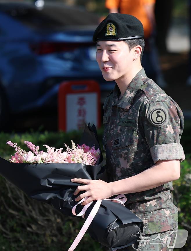 방탄소년단(BTS)의 지민이 11일 오전 경기도 연천군 연천공설운동장에서 군 복무를 마친 뒤 전역 인사를 하고 있다. ⓒ News1 권현진 기자