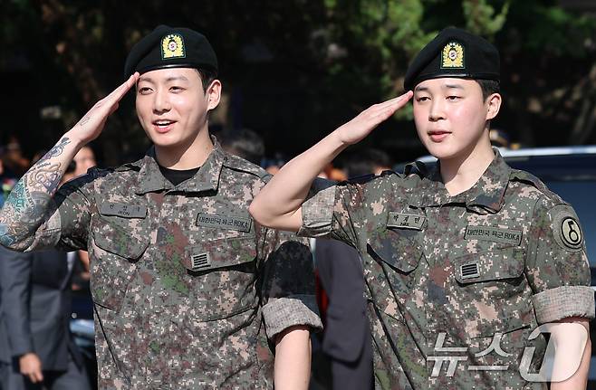 방탄소년단(BTS)의 정국 지민(오른쪽)이 11일 오전 경기도 연천군 연천공설운동장에서 군복무를 마친 뒤 전역 인사를 하고 있다.  ⓒ News1 권현진 기자