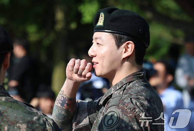 방탄소년단(BTS)의 정국이 11일 오전 경기도 연천군 연천공설운동장에서 전역 인사를 하고 있다. ⓒ News1 권현진 기자