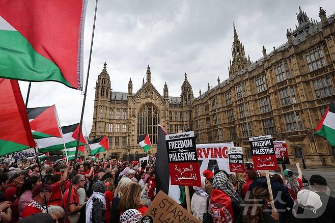 4일(현지시간) 영국 의회가 있는 런던 웨스트민스터 궁 밖에서 친(親) 팔레스타인 시위대가 집회를 열고 있다. 2025.06.04 ⓒ AFP=뉴스1 ⓒ News1 최종일 선임기자