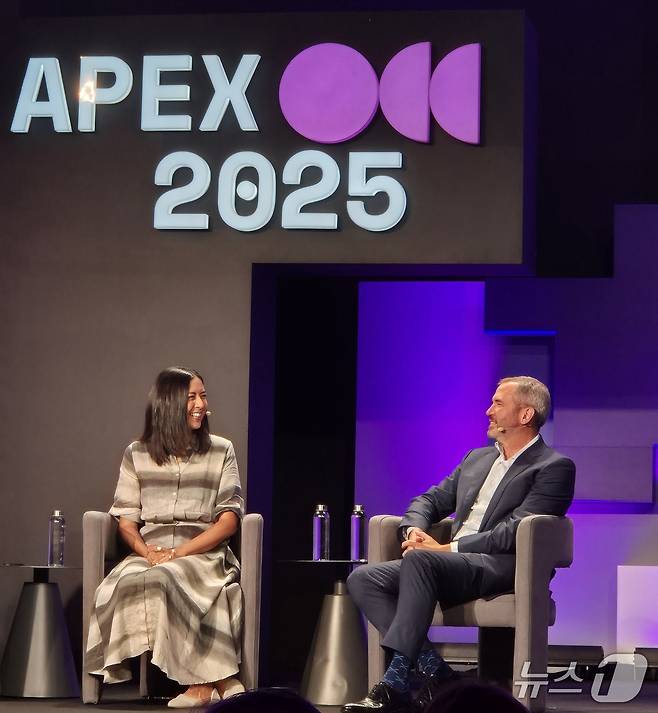 (왼쪽부터)모니카 롱 리플 부사장, 브래드 갈링하우스 리플 최고경영자(CEO)가 11일 싱가포르 레블스시티 컨벤션 센터에서 열린 'APEX 2025' 행사에서 토론하고 있다./2025.6.11.뉴스1
