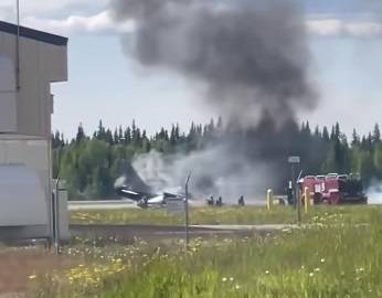 공군 KF-16 전투기가 11일 미국 알래스카 아일슨 미군 기지에서 훈련을 위해 이륙하는 과정에서 파손돼 화재가 발생한 모습.(페이스북 캡처)