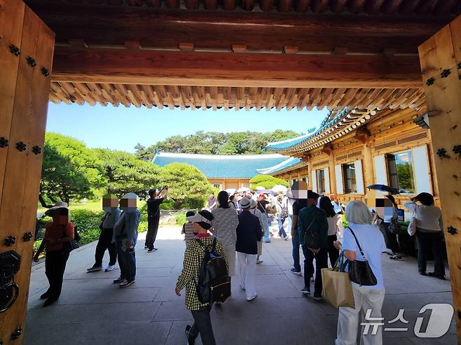 11일 관람객들이 서울시 종로구 청와대 내에 위치한 대통령 관저를 보기 위해 입구에 들어서고 있다. 2025.06.11/ⓒ 뉴스1 권진영 기자