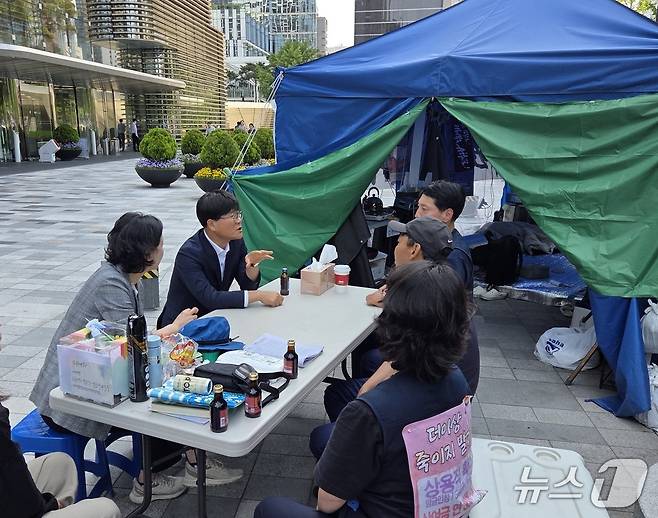 5월 22일 변광용 거제시장이 서울 중구 한화빌딩 앞 거통고조선하청지회 고공 농성장을 찾아 노조 관계자들과 대화를 나누고 있다.(거제시 제공. 재판매 및 DB금지)