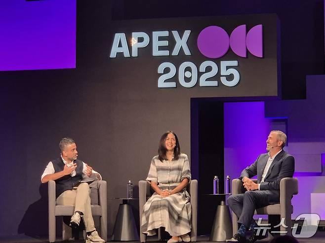 (왼쪽부터)펫 파텔 GFTN 최고경영자(CEO), 모니카 롱 리플 부사장, 브래드 갈링하우스 리플 CEO가 11일 싱가포르 레블스시티 컨벤션 센터에서 열린 'APEX 2025' 행사에서 토론하고 있다.2025.6.11.뉴스1