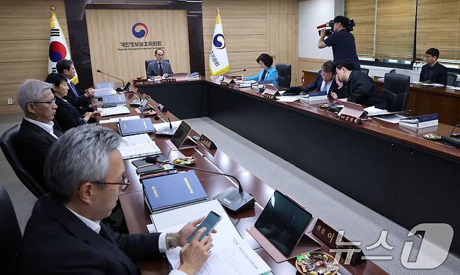 고학수 개인정보보호위원회 위원장이 11일 서울 종로구 정부서울청사에서 열린 제13회 전체회의에서 발언을 하고 있다. 2025.6.11/뉴스1 ⓒ News1 임세영 기자