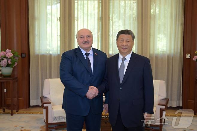 시진핑 중국 국가주석과 알렉산데르 루카센코 벨라루스 대통령이 4일 베이징에서 회담 전 사진 포즈를 취했다. 2025.06.04 ⓒ 로이터=뉴스1 ⓒ News1 최종일 선임기자