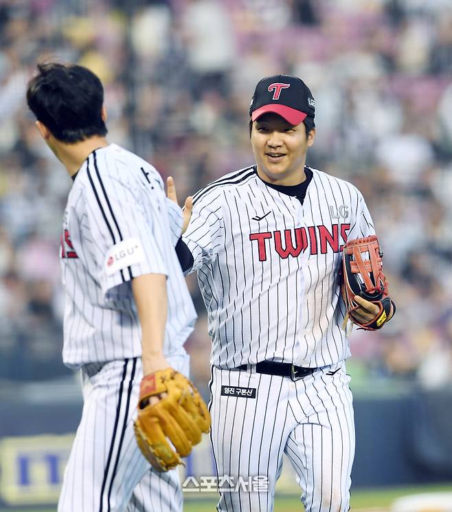 LG 3루수 문보경이 15일 잠실구장에서 열린 2025 KBO리그 키움과 경기 4회초 2사 1루 상황에서 키움 푸이그의 타구를 호수비로 처리한 뒤 감사의 인사를 하는 선발투수 임찬규와 하이파이브를 하고 있다. 잠실 | 박진업 기자 upandup@sportsseoul.com