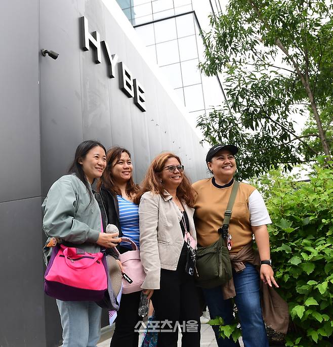 하이브 사옥을 배경으로 기념촬영하는 외국팬들. 이주상기자 rainbow@sportsseoul.com