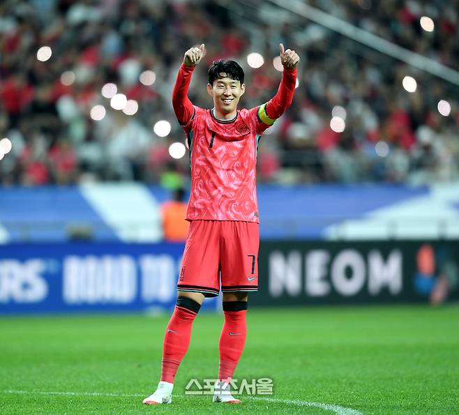 손흥민이 10일 서울월드컵경기장에서 열린 2026 FIFA 북중미 월드컵 3차 예선 쿠웨이트와 경기에서 동료 선수들을 격려하고 있다.  2025. 6. 10. 상암 | 최승섭기자 thunder@sportsseoul.com