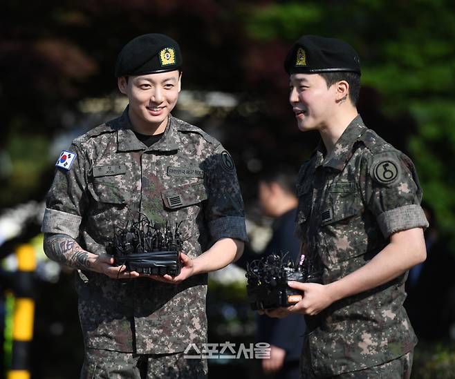 방탄소년단(BTS) 정국(왼쪽), 지민이 11일 경기 연천종합운동장에서 진행된 전역 행사에서 소감을 말하고 있다.  지민과 정국은 육군 제5보병사단에서 1년 6개월 동안 군복무를 했다.   2025. 6. 11. 연천 | 최승섭기자 thunder@sportsseoul.com