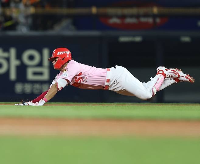 KIA 김도영이 헤드 퍼스트 슬라이딩을 하고 있다. 사진 | KIA 타이거즈