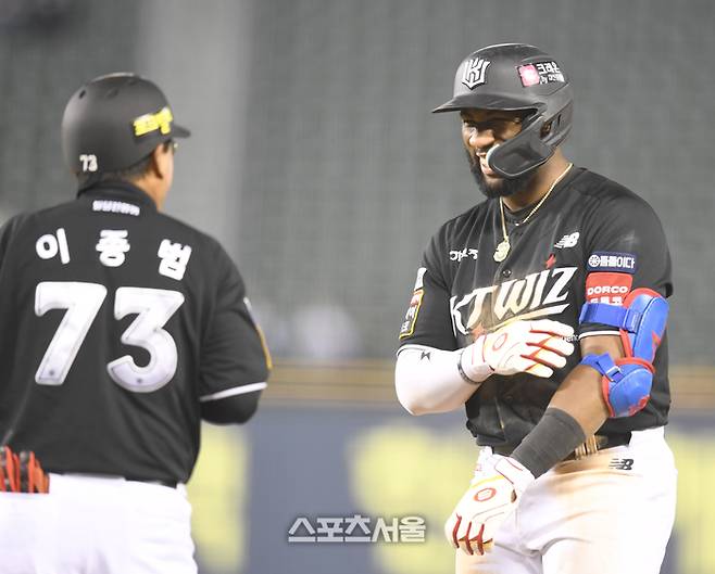 이종범 코치가 멜 로하스 주니어와 웃고 있다. 잠실 | 최승섭기자 thunder@sportsseoul.com