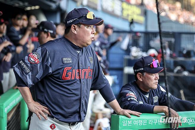 롯데 김태형 감독이 선수들의 플레이를 지켜보고 있다. 사진 | 롯데 자이언츠
