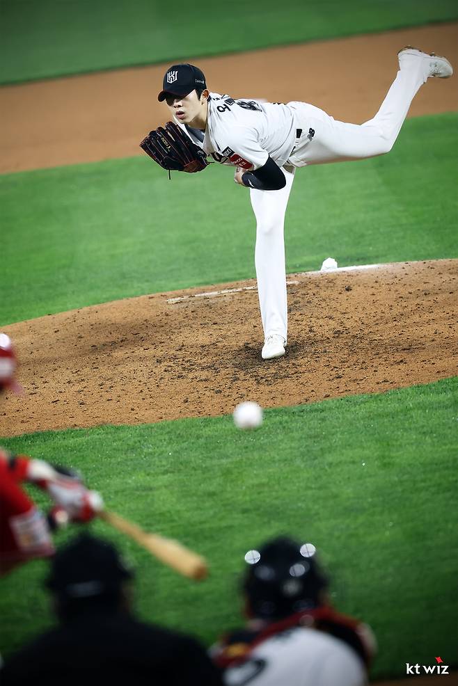 오원석이 투구에 임하고 있다. 사진 | KT 위즈