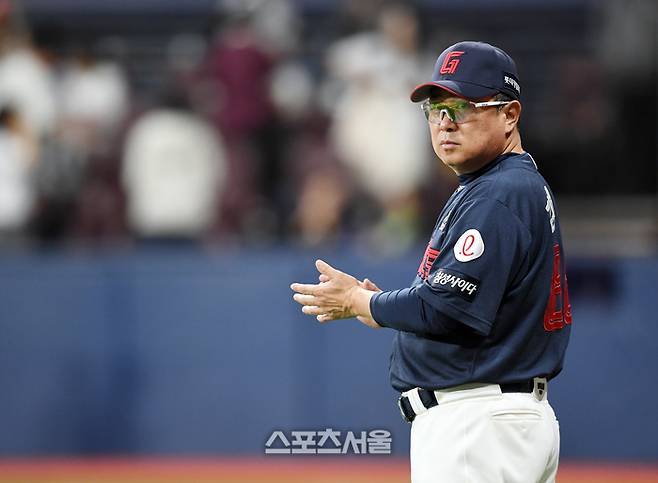 롯데 김태형 감독이 선수들에게 박수를 보내고 있다. 고척 | 박진업 기자 upandup@sportsseoul.com