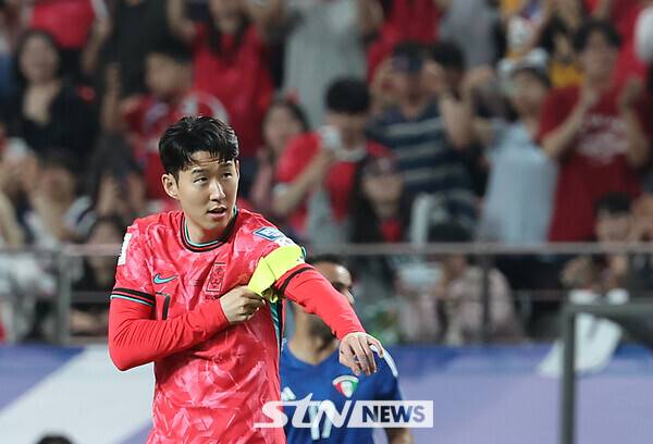 10일 서울 마포구 서울월드컵경기장에서 열린 2026 국제축구연맹(FIFA) 북중미월드컵 아시아 3차 예선 한국과 쿠웨이트의 경기, 한국 손흥민이 교체 투입된 후 주장 완장을 차고 있다. 사진┃뉴시스