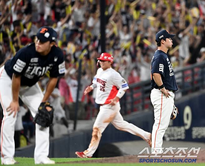 8일 광주 KIA챔피언스필드에서 열린 한화와 KIA의 경기, 연장 10회말 1사 1,2루 한화 노시환이 KIA 고종욱의 땅볼때 2루 악송구를 범하며 끝내기 패배를 당하자 허탈해하고 있다. 광주=허상욱 기자wook@sportschosun.com/2025.06.08/