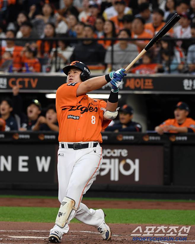 23일 대전 한화생명볼파크에서 열린 한화 이글스와 롯데 자이언츠의 경기. 한화 노시환이 타격 후 타구를 지켜보고 있다. 대전=박재만 기자 pjm@sportschosun.com/2025.05.23/