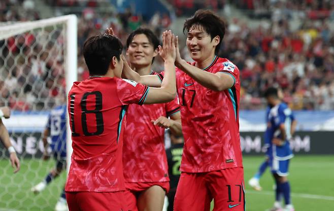 팀 두번째 골 넣는 이강인

    (서울=연합뉴스) 김인철 기자 = 10일 서울월드컵경기장에서 열린 2026 북중미 월드컵 아시아 3차 예선 최종전 한국과 쿠웨이트의 경기. 후반전 한국 이강인이 추가골을 넣고 기뻐하고 있다. 2025.6.10