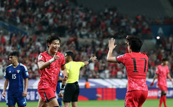 골 넣고 배준호와 기뻐하는 오현규

    (서울=연합뉴스) 김인철 기자 = 10일 서울월드컵경기장에서 열린 2026 북중미 월드컵 아시아 3차 예선 최종전 한국과 쿠웨이트의 경기. 후반전 팀 세번째 골을 넣은 한국 오현규가 배준호와 기뻐하고 있다. 2025.6.10