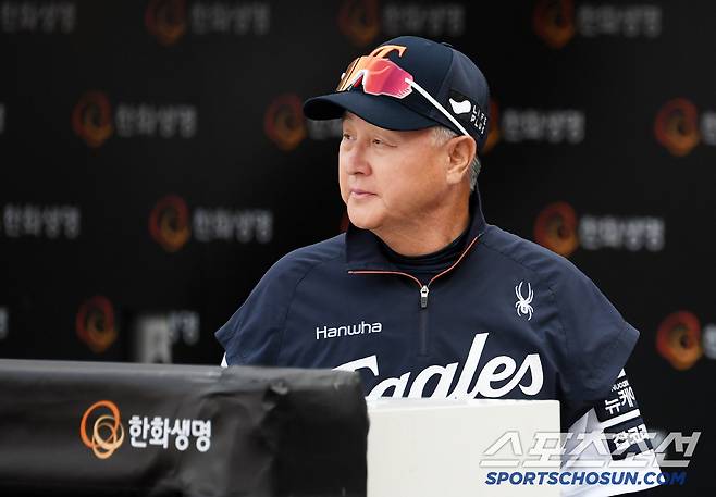 10일 대전 한화생명볼파크에서 열린 한화 이글스와 두산 베어스의 경기. 한화 김경문 감독이 생각에 잠겨 있다. 대전=박재만 기자 pjm@sportschosun.com/2025.06.10/