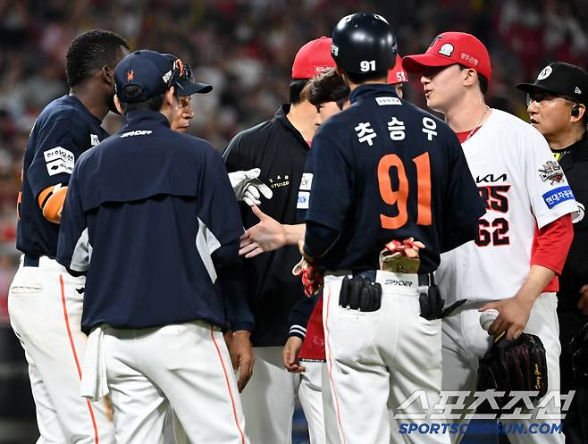 한화 플로리얼을 찾은 KIA 마무리 정해영이 미안한 마음을 전하고 있다. 광주=허상욱 기자