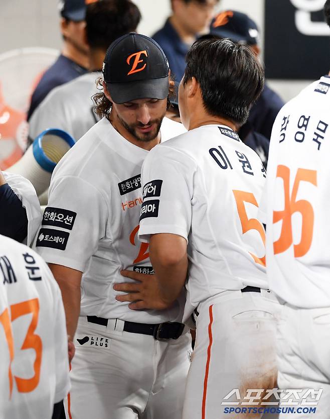 10일 대전 한화생명볼파크에서 열린 한화 이글스와 두산 베어스의 경기. 7이닝 무실점 호투를 펼친 한화 와이스가 이원석과 포옹을 하고 있다. 대전=박재만 기자 pjm@sportschosun.com/2025.06.10/