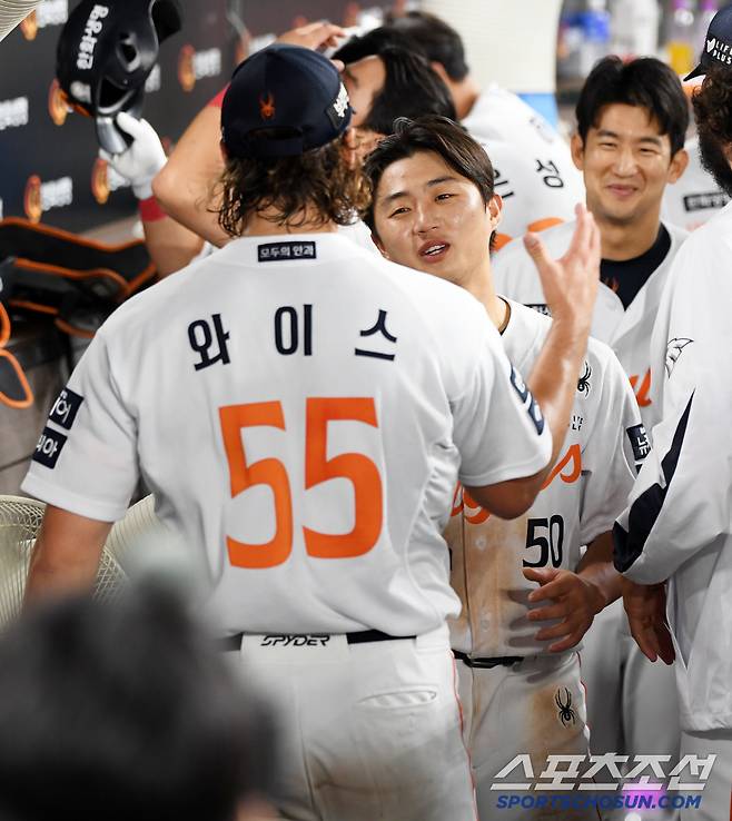 10일 대전 한화생명볼파크에서 열린 한화 이글스와 두산 베어스의 경기. 7이닝 무실점 호투를 펼친 한화 와이스가 동료들과 포옹을 하고 있다. 대전=박재만 기자 pjm@sportschosun.com/2025.06.10/