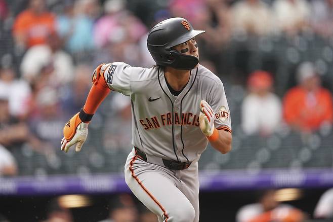 허리 통증에서 돌아온 샌프란시스코 자이언츠의 이정후가 팀의 '승리요정' 역할을 톡톡히 해냈다. 

11일 콜로라도와의 원정경기에서 중요한 순간마다 등장하며 임팩트 있는 활약을 했다. 시즌 처음으로 리드오프로 출전해 1회초 선두타자로 3루타를 친 뒤 희생플라이로 선취득점을 올렸다. 또 5-6으로 뒤지던 9회초에는 3루에 있다가 내야 안타 때 홈으로 달려들어 동점 득점을 올렸다. 

역전에 성공한 뒤 9회말 수비 때는 내야를 살짝 넘어 떨어지는 타구를 재빨리 달려와 자리잡고 캐치하며 마지막 아웃카운트를 올려 경기를 끝냈다. 샌프란시스코가 역전승을 이뤄내는 길목마다 이정후의 존재감이 빛난 것이다. '승리요정'이라 부를 만 하다.

<저작권자(c) 연합뉴스, 무단 전재-재배포, AI 학습 및 활용 금지>