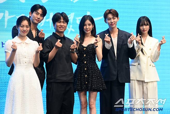 11일 더 세인트에서 열린 KBS 2TV 새 수목드라마 '남주의 첫날밤을 가져버렸다'의 제작발표회, 왼쪽부터 권한솔, 옥택연, 이웅희 감독, 서현, 서범준, 지혜원이 포토타임을 갖고 있다. 허상욱 기자wook@sportschosun.com/2025.06.11/