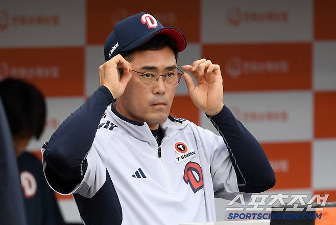 10일 대전 한화생명볼파크에서 열린 한화 이글스와 두산 베어스의 경기. 두산 조성환 감독대행이 경기를 준비하고 있다. 대전=박재만 기자 pjm@sportschosun.com/2025.06.10/