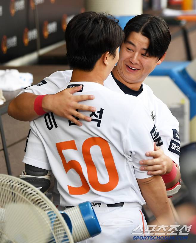 11일 대전 한화생명볼파크에서 열린 한화 이글스와 두산 베어스의 경기. 2회말 1사 만루 한화 이원석이 만루포를 터뜨린 뒤 더그아웃에 들어서자 노시환이 반기고 있다. 대전=박재만 기자 pjm@sportschosun.com/2025.06.11/