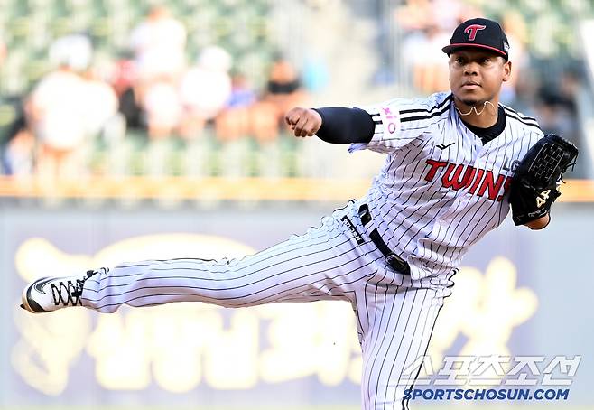 11일 잠실야구장에서 열린 SSG와 LG의 경기, LG 선발투수 에르난데스가 역투하고 있다. 잠실=허상욱 기자wook@sportschosun.com/2025.06.11/