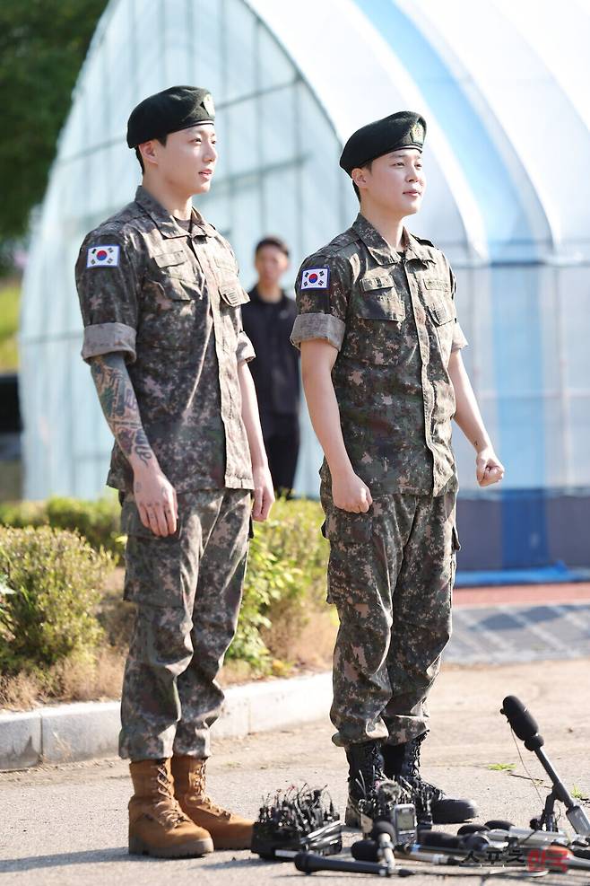 &nbsp;11일 경기도 연천공설운동장에서 전역 소감을 밝히고 있는 방탄소년단(BTS) 정국, 지민. 25.6.11 ⓒ이혜영 기자 lhy@hankooki.com