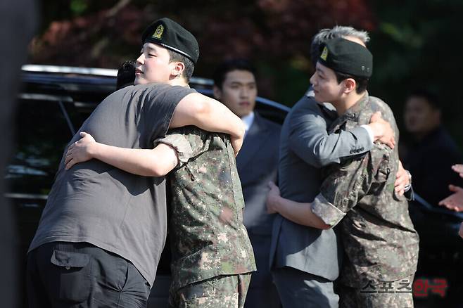 11일 경기도 연천공설운동장에서 소속사 관계자와 전역 인사를 하고 있는 방탄소년단(BTS) 지민, 정국. 25.6.11 ⓒ이혜영 기자 lhy@hankooki.com