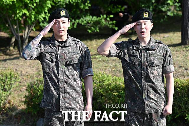 그룹 방탄소년단(BTS)의 정국(왼쪽)과 지민이 11일 오전 경기 연천군 연천공설운동장에서 군 복무를 마친 후 취재진과 팬들을 만나 거수 경례하고 있다. /연천=서예원 기자