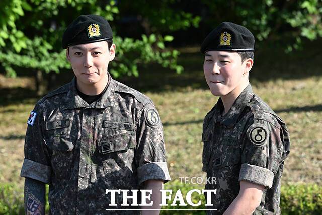 그룹 방탄소년단(BTS)의 정국(왼쪽)과 지민이 오랜만에 마주한 카메라 앞에서 연신 쑥스러운 미소를 보였다. /연천=서예원 기자