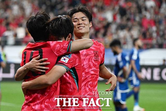 이강인(왼쪽)이 10일 오후 서울 마포구 서울월드컵경기장에서 열린 2026 국제축구연맹(FIFA) 북중미 월드컵 아시아 3차 예선 쿠웨이트전에서 득점 후 동료들의 축하를 받고 있다./서울월드컵경기장=남용희 기자