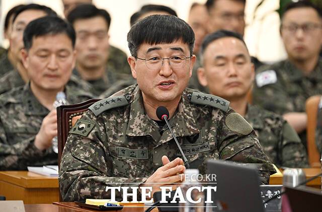 12·3 비상계엄 사태 관련자를 수사하는 고위공직자범죄수사처(공수처)가 박안수 육군참모총장 등 군 관계자를 군검찰로 넘겼다. 박안수 전 육군참모총장이 21일 오전 지난 2월21일 오후 서울 여의도 국회에서 열린 '윤석열 정부의 비상계엄 선포를 통한 내란 혐의 진상규명 국정조사 청문회'에 참석해 질의에 답하고 있다. /국회=박헌우 기자