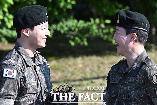 그11일 오전 8시 경기도 연천종합운동장에 방탄소년단의 멤버 지민과 정국이 전역 인사를 하기 위해 등장하자 사방에서 셔터음이 마구 울려 퍼지는 가운데 이들을 보기 위해 현장에서 몇 시간 전부터 대기했던 해외 팬들이 사랑을 고백하며 환호했다. 사진은 지민과 정국이 서로를 마주 보며 웃는 모습. /연천=서예원 기자