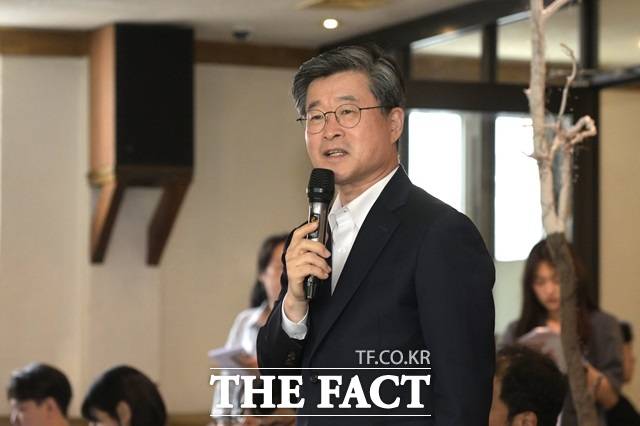 김길성 중구청장이 10일 중구 내 카페에서 열린 '중구 투어패스 가맹점 체험 및 구청장 간담회'를 진행하고 있다./중구