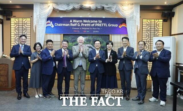 11일 김석필 천안시장 권한대행 부시장과 프레틀 그룹 롤프 귄터 프레틀 회장, 손일수 지앤티 대표 등이 기념 촬영을 하고 있다./천안시
