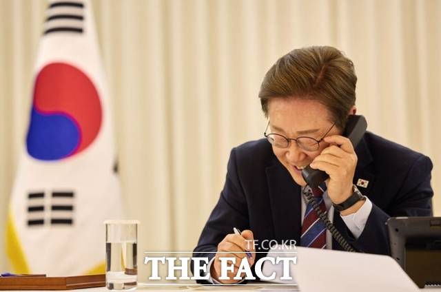 이재명 대통령은 최근 26조원 규모의 원전 수주 계약을 맺은 체코의 페트로 피알라 총리와 11일 통화를 갖고 협력 확대에 뜻을 모았다. 이 대통령이 6일 서울 한남동 관저에서 도널드 트럼프 미국 대통령과 통화하고 있다. /대통령실