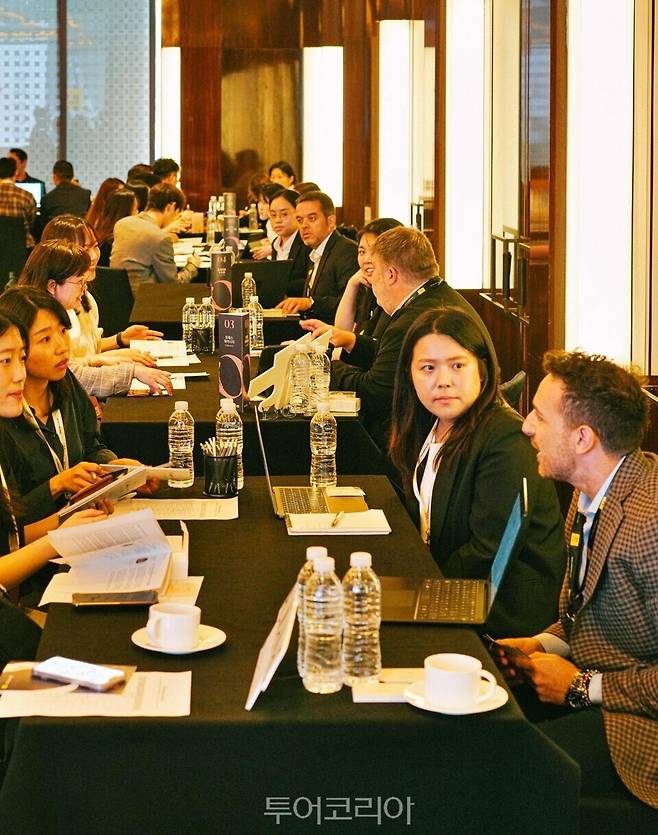 지난 5월 28일 서울 중구 웨스틴 조선 서울에서 열린 '카탈루냐 로드쇼'에서 한국-카탈루냐 여행업 관계자들이&nbsp; &nbsp;네트워킹하는 모습