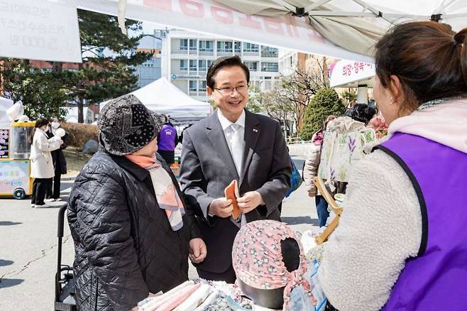 지난 3월 개최된 상생장터에서 상인과 소통하고 있는 최호권 영등포구청장. 영등포구 제공.