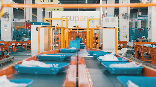 쿠팡의 상품들이 오토소터에서 자동으로 배송지역별로 분류되고 있다. 쿠팡 제공